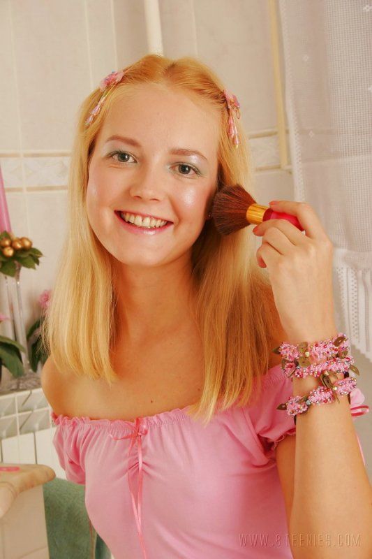 Восемнадцатилетняя блондинка и первый размер груди