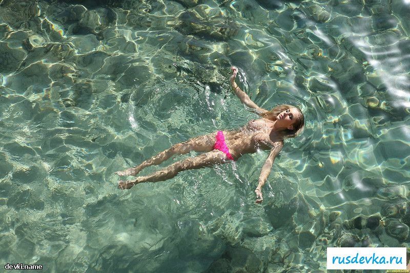 Тиндра в розовом бикини