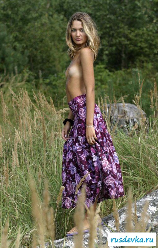 А что это у нас под платьицем?