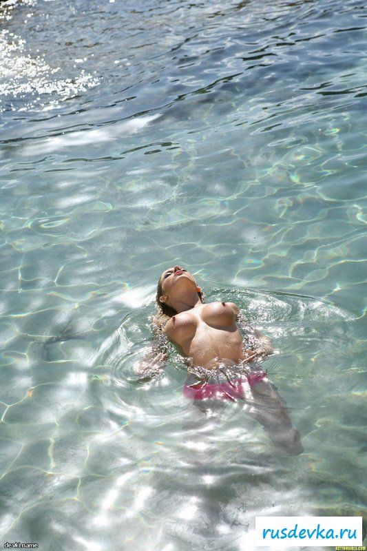 Тиндра в розовом бикини