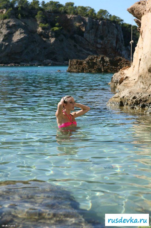 Тиндра в розовом бикини