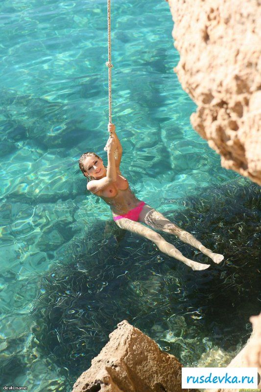 Тиндра в розовом бикини