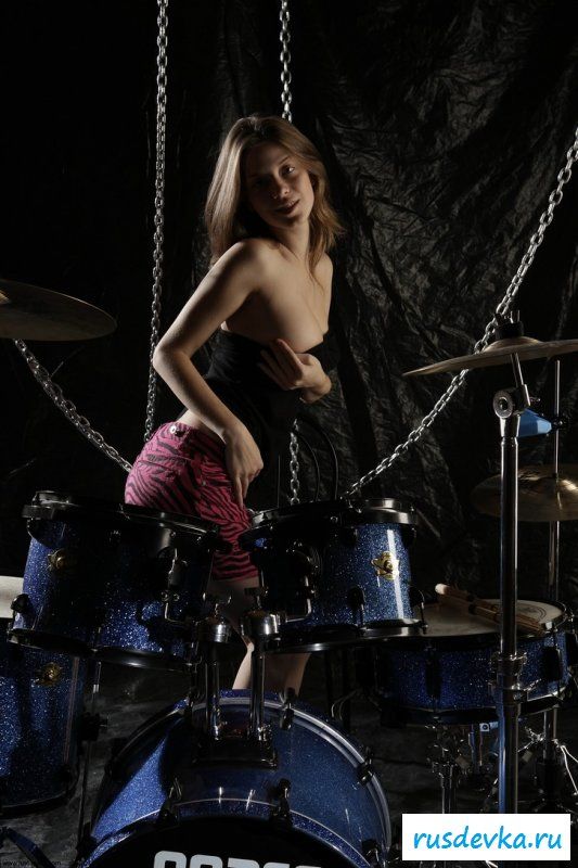 Стриптиз сучки под бой барабанов