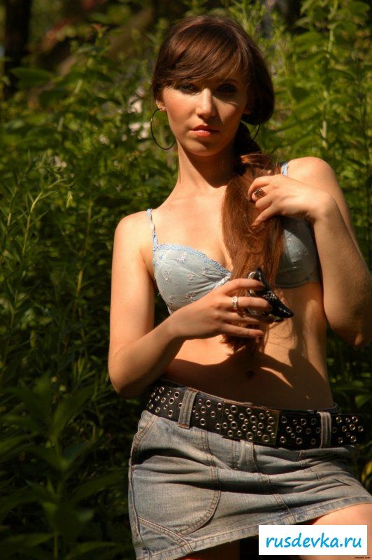 Завела сельского мальчика подальше