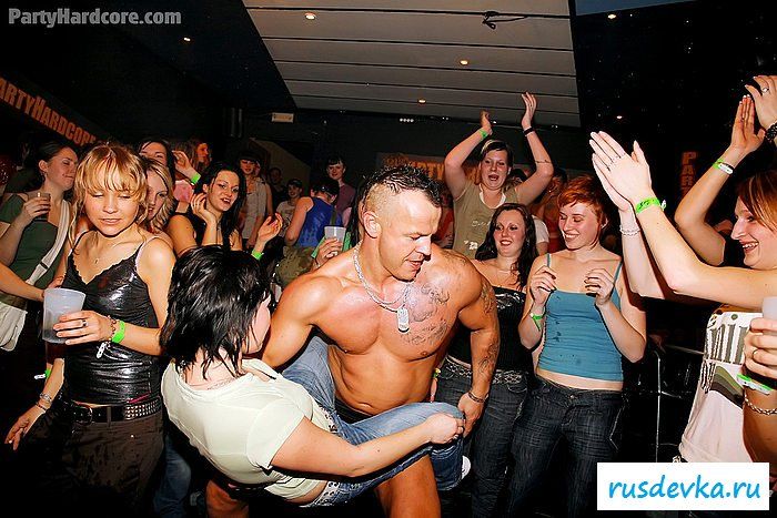 Пьяная оргия в стриптиз-баре