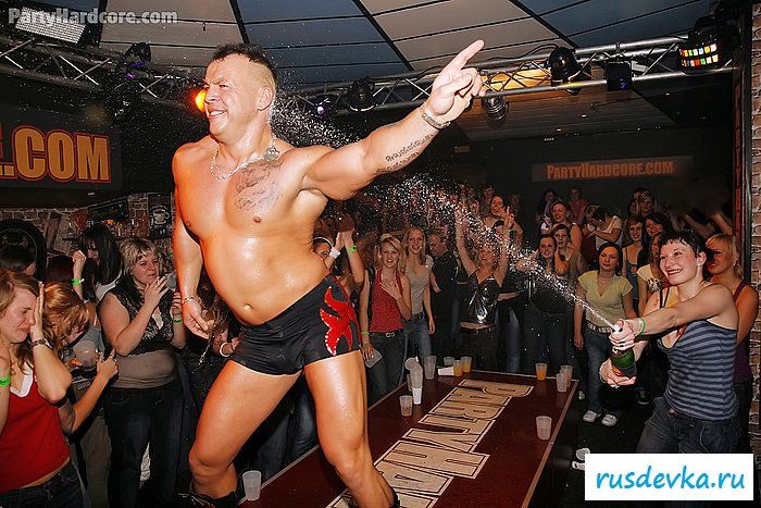 Пьяная оргия в стриптиз-баре