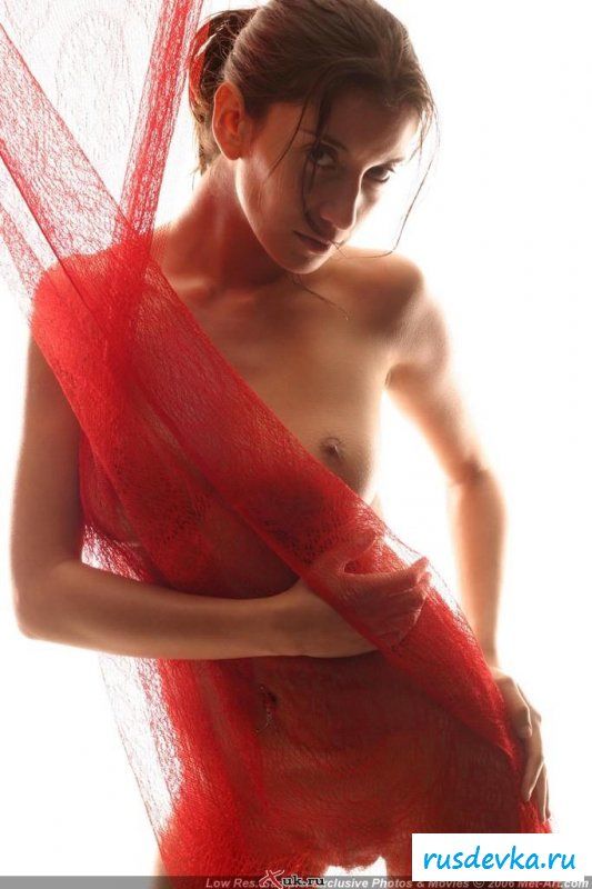 Очень вкусная девочка в красной занавеске 