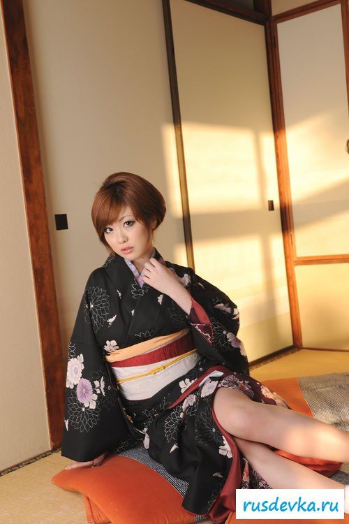 Сексуальная японка в кимоно (10 фото)