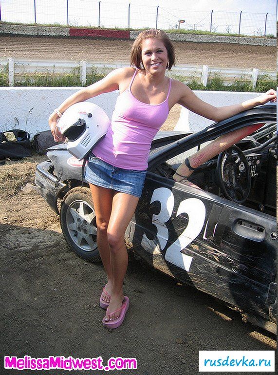 Девчонка любит машины (10 фото)