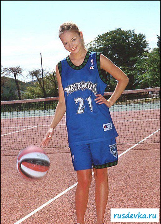 Красивая баскетболистка разделась прямо на поле (10 фото)