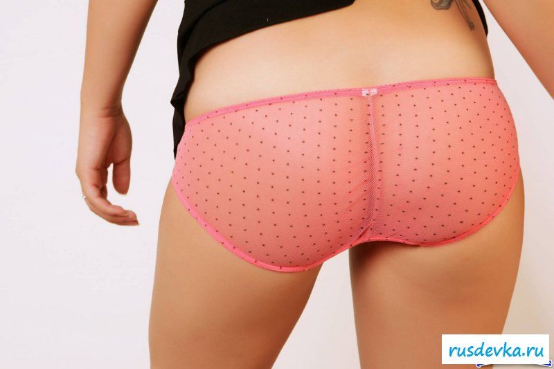Розовые трусики на татуированой жопе (9 фото)