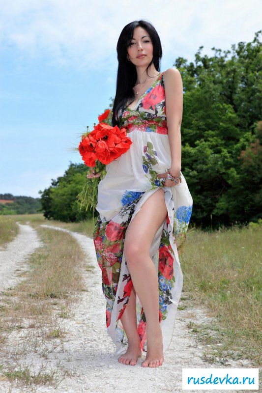 Брюнетка с глубокими черными глазами