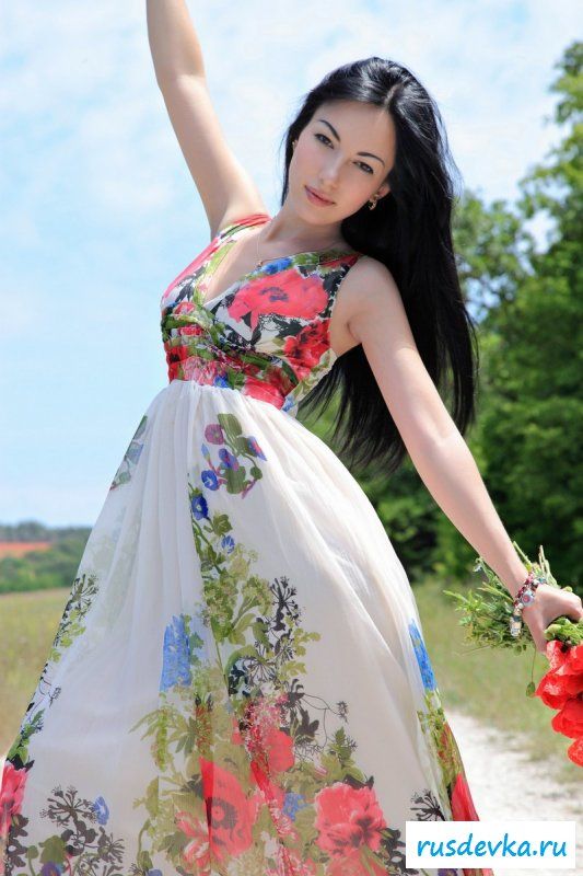 Брюнетка с глубокими черными глазами