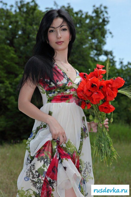 Брюнетка с глубокими черными глазами