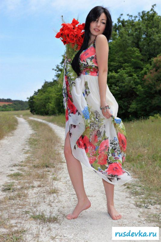 Брюнетка с глубокими черными глазами