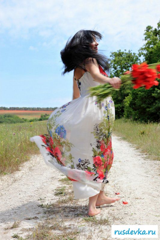 Брюнетка с глубокими черными глазами