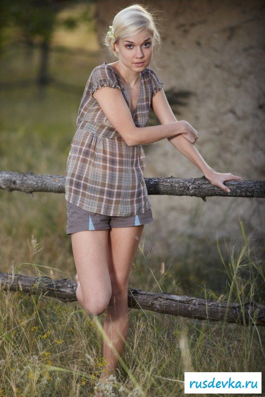  Белокурая скромная соблазнительница