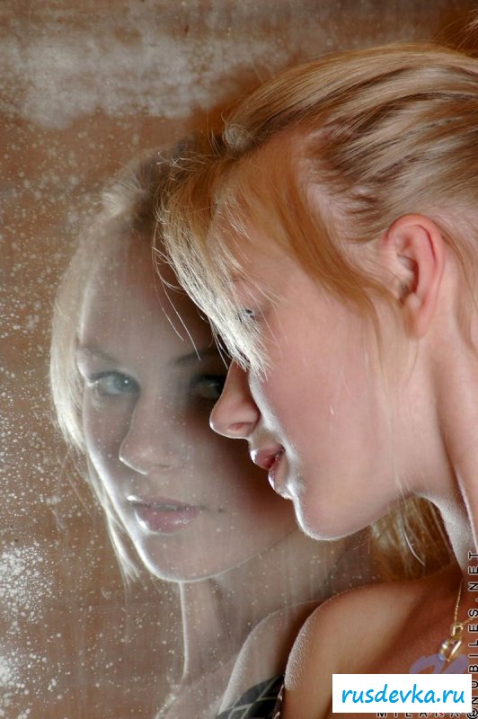 Телочка смотрится в отражение