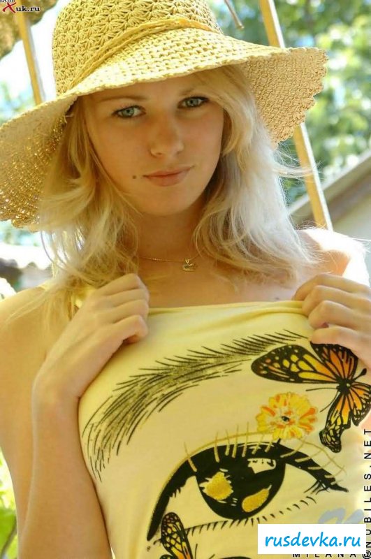 Блондиночка нацепила на голову прикольную шляпку