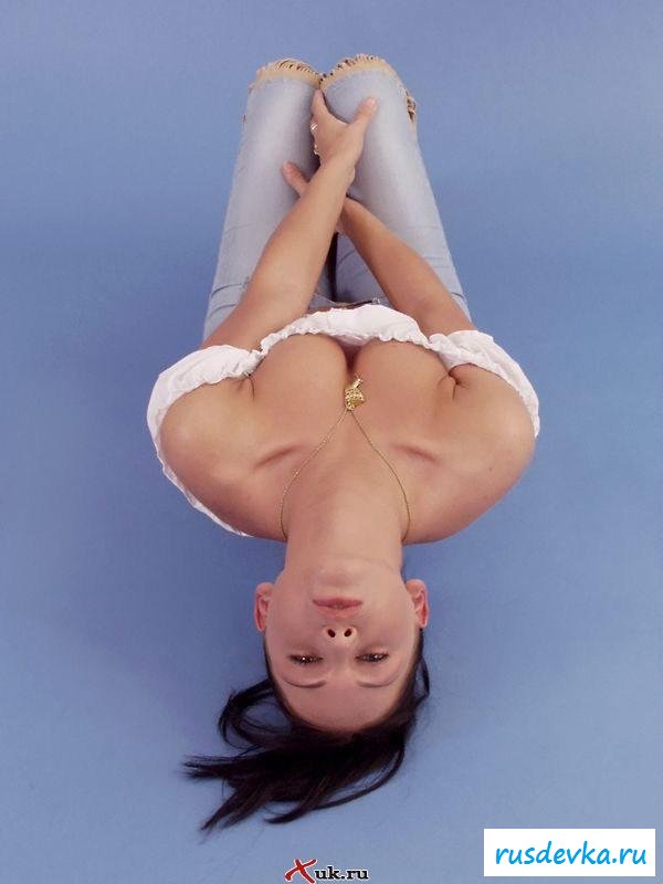 Эротичная разминка брюнетки окончена