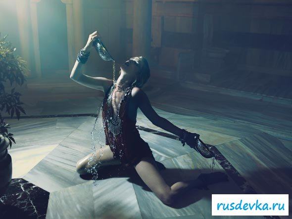 Голая милашка в турецкой бане