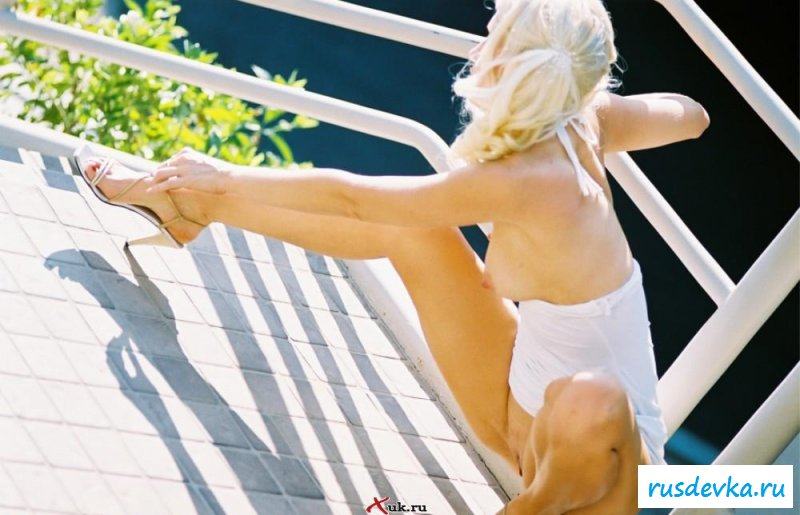  Белокурая цыпочка с красной пиской 