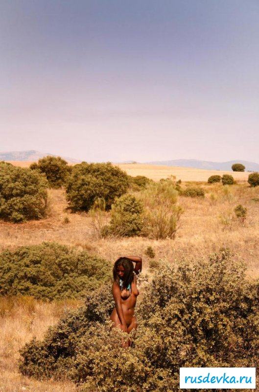 Голая чернокожая девица