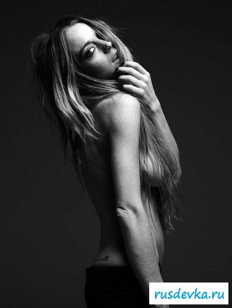 Беловолосая красотка полуобнаженная 