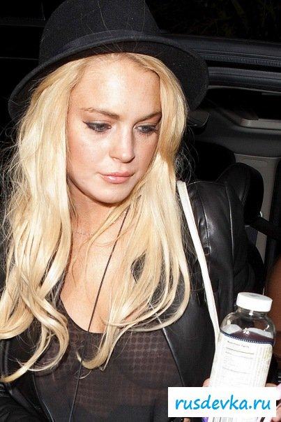 Беловолосая красотка полуобнаженная 