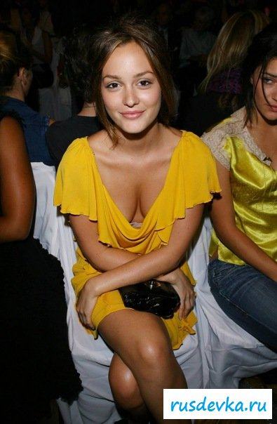 Красотка позирует перед камерой