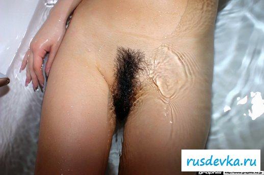 Красивая японка ласкает свое тельце