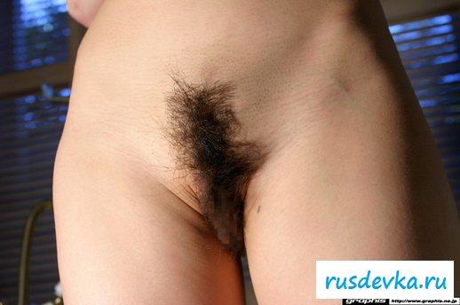 Красивая японка ласкает свое тельце