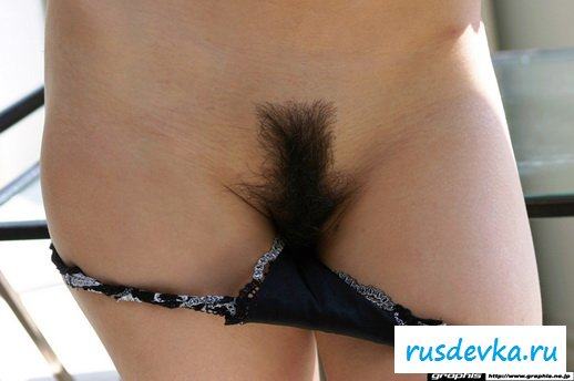 Красивая японка ласкает свое тельце