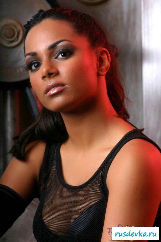 Темнокожая тихая красотка