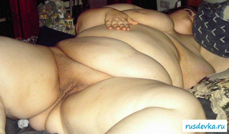 Толстуха голая спит