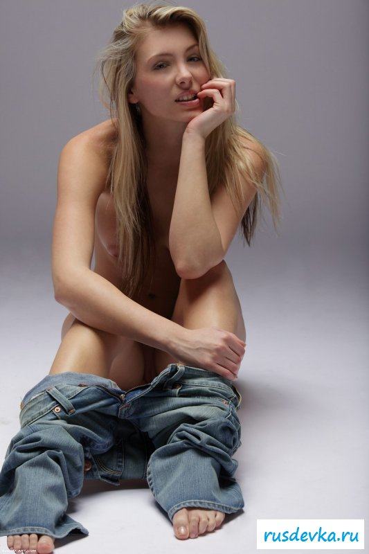Блондинка в джинсах Блондинка в джинсах
