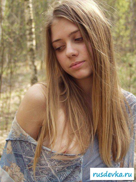  Совсем юная обнаженная девчушка в лесу 