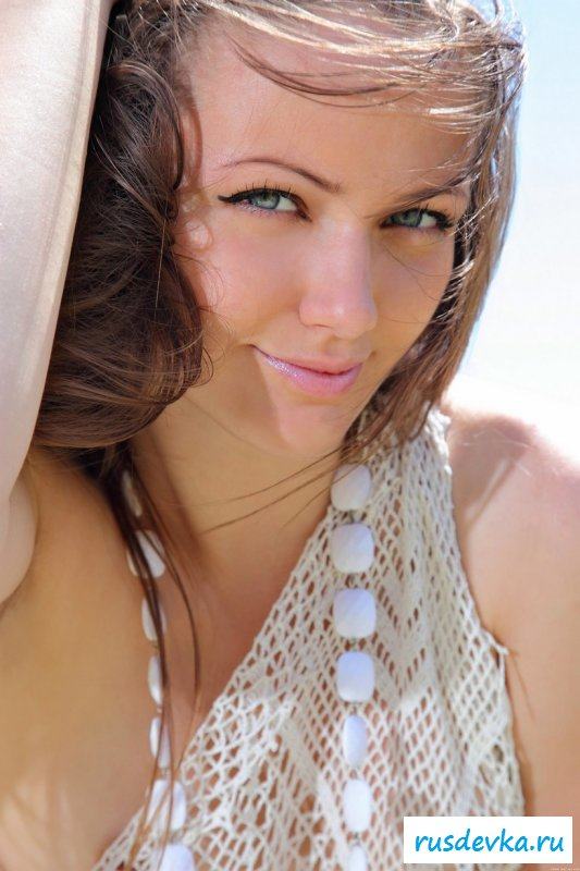 Обнаженная селяночка выбежала на цветочную полянку 