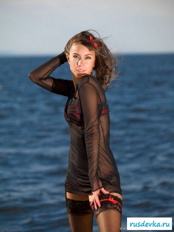 Яркая леди раздевается у воды