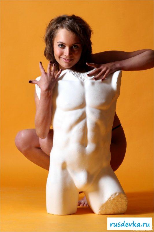 Мужчина мечты обнаженной сучки - это скульптура