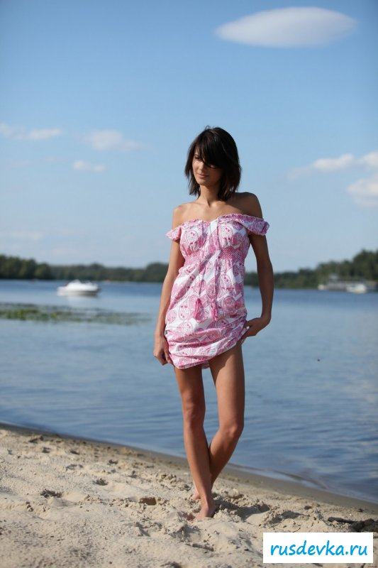 Телочки сняли обнаженную подружку на берегу