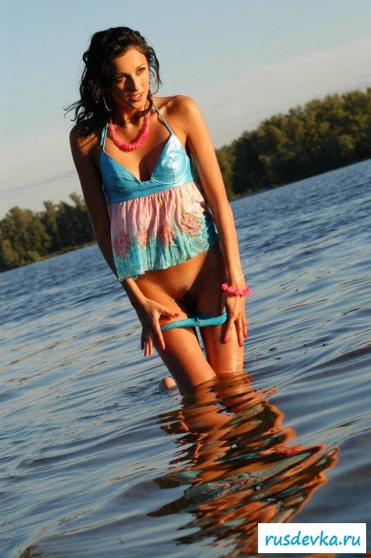 Телочка разделась и купается в речке