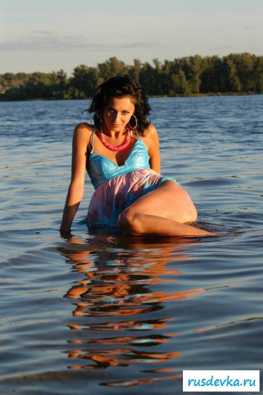 Телочка разделась и купается в речке