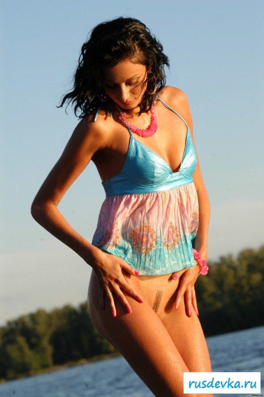 Телочка разделась и купается в речке