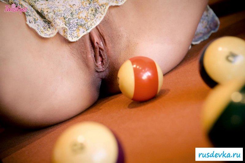 Смазливая голая телка отлично катает шары