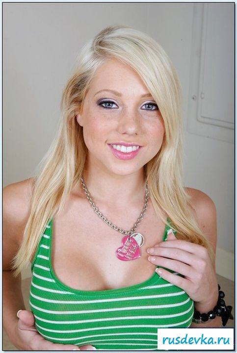 Лапочка сидит на ступеньках 