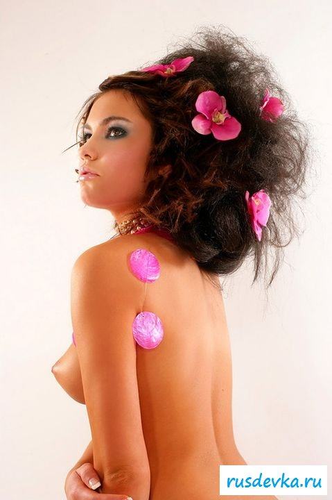 Деваха с дорогой прической 