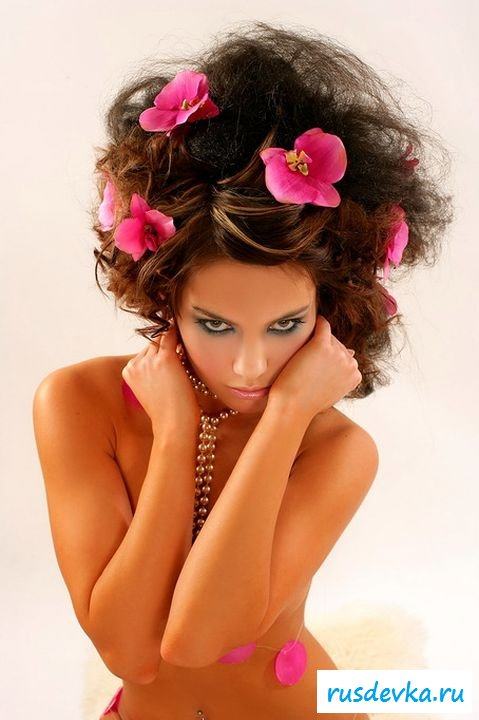 Деваха с дорогой прической 