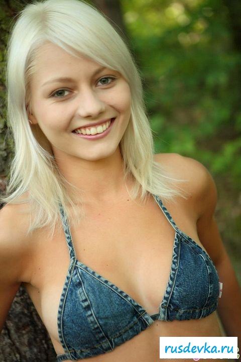 Блондиночка заблудилась в лесу 