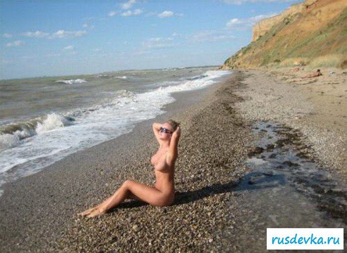  Нагая сисястая барышня на берегу 